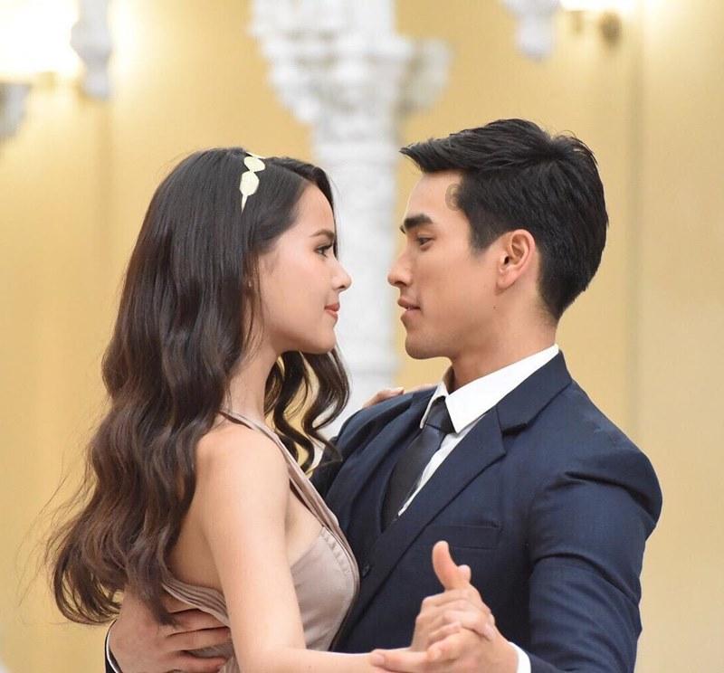 兄妹婚礼相隔9天,父亲从载歌载舞变脆弱哭泣