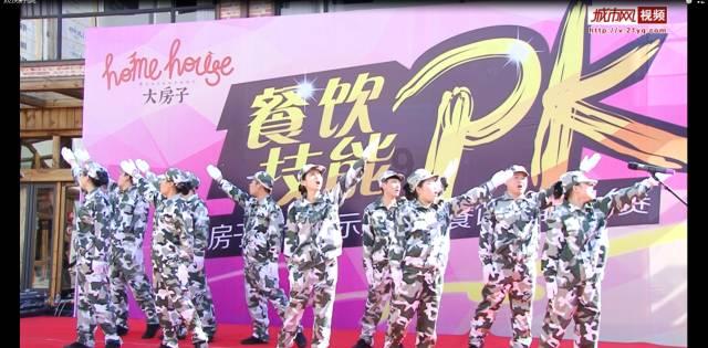留学生来社区 外国小伙穿大褂说相声